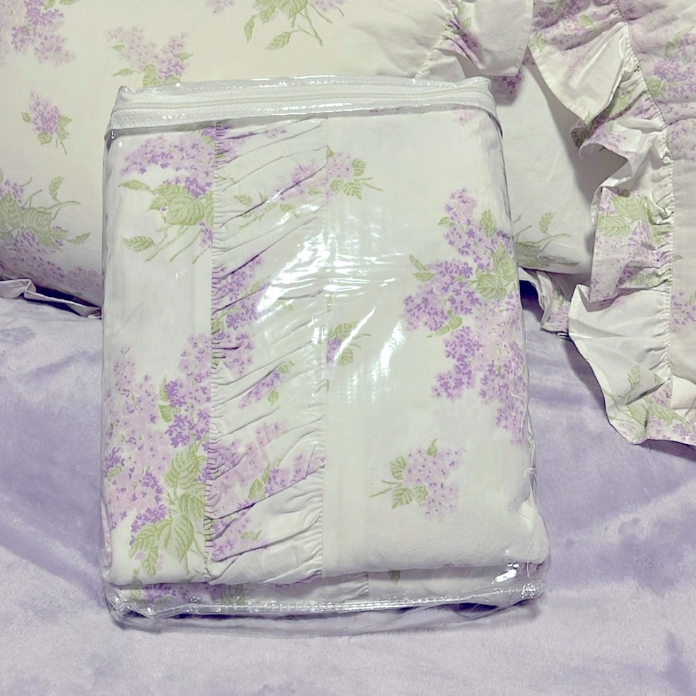Rachel Ashwell, Shabby chic lavender lilac
💜Twin duvet ruched with ruffle 💜
RARE